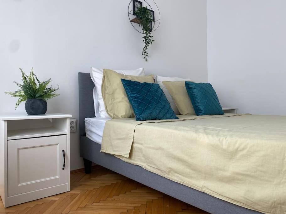 2 Bedroom Apartment With Terrace In City Center บูคาเรสต์ ภายนอก รูปภาพ
