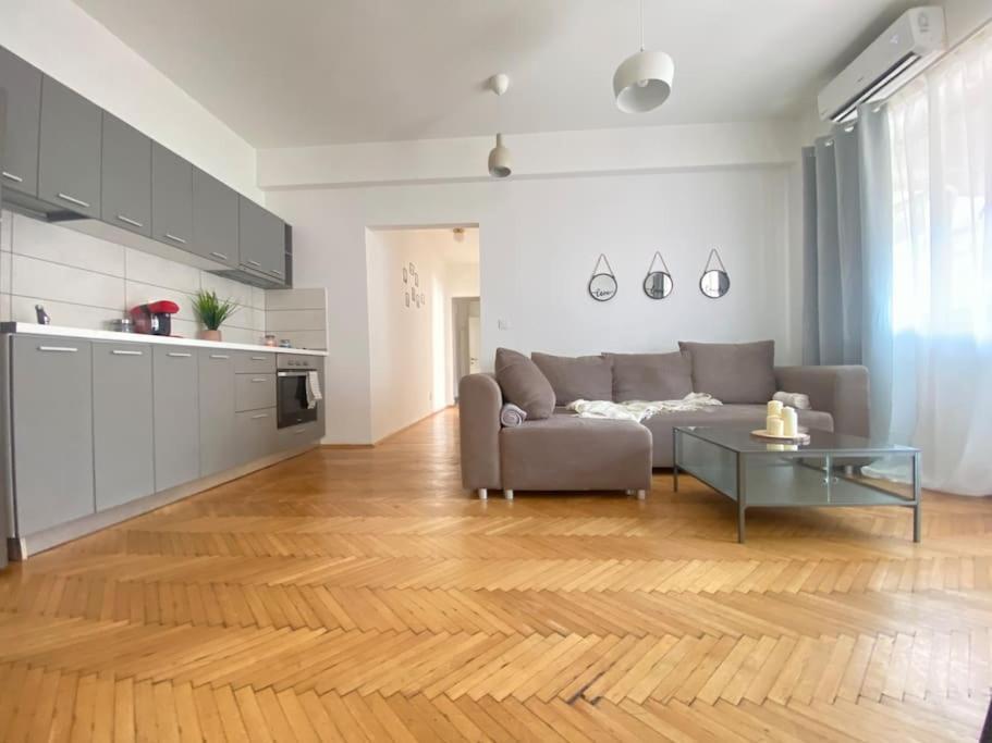 2 Bedroom Apartment With Terrace In City Center บูคาเรสต์ ภายนอก รูปภาพ