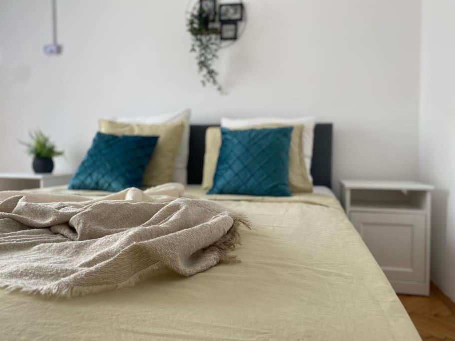 2 Bedroom Apartment With Terrace In City Center บูคาเรสต์ ภายนอก รูปภาพ